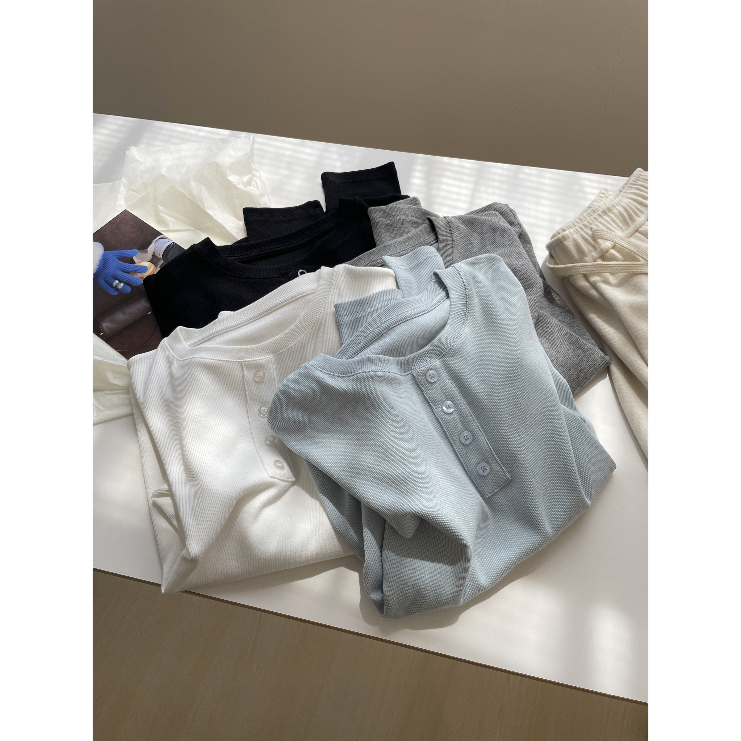 简约圆领排扣长袖打底衫