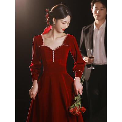 酒红色天鹅绒吐司礼服新娘长袖秋冬娇小订婚礼服逃亡公主婚纱