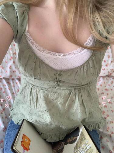 绿色泡泡袖上衣女短款