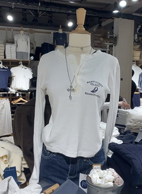 Brandy girl bm 船锚印花白色纽扣毛边正肩长袖T恤复古辣妹打底衫