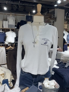 Brandy girl bm 船锚印花白色纽扣毛边正肩长袖T恤复古辣妹打底衫