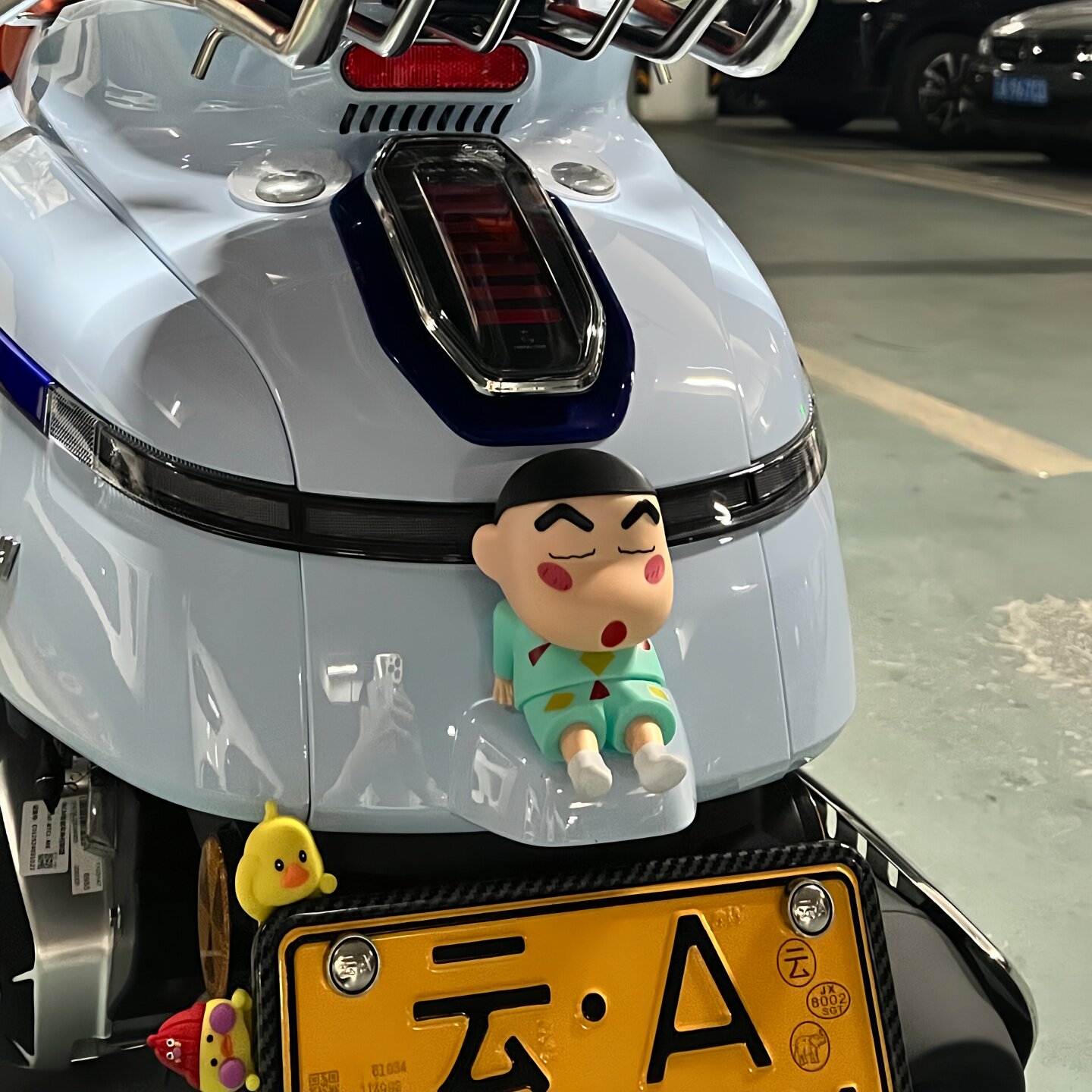 适用南方飞戈150摩托车尾蜡笔小新公仔装饰贴改装马里奥反光贴纸