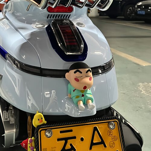 适用南方飞戈150摩托车尾蜡笔小新公仔装饰贴改装马里奥反光贴纸