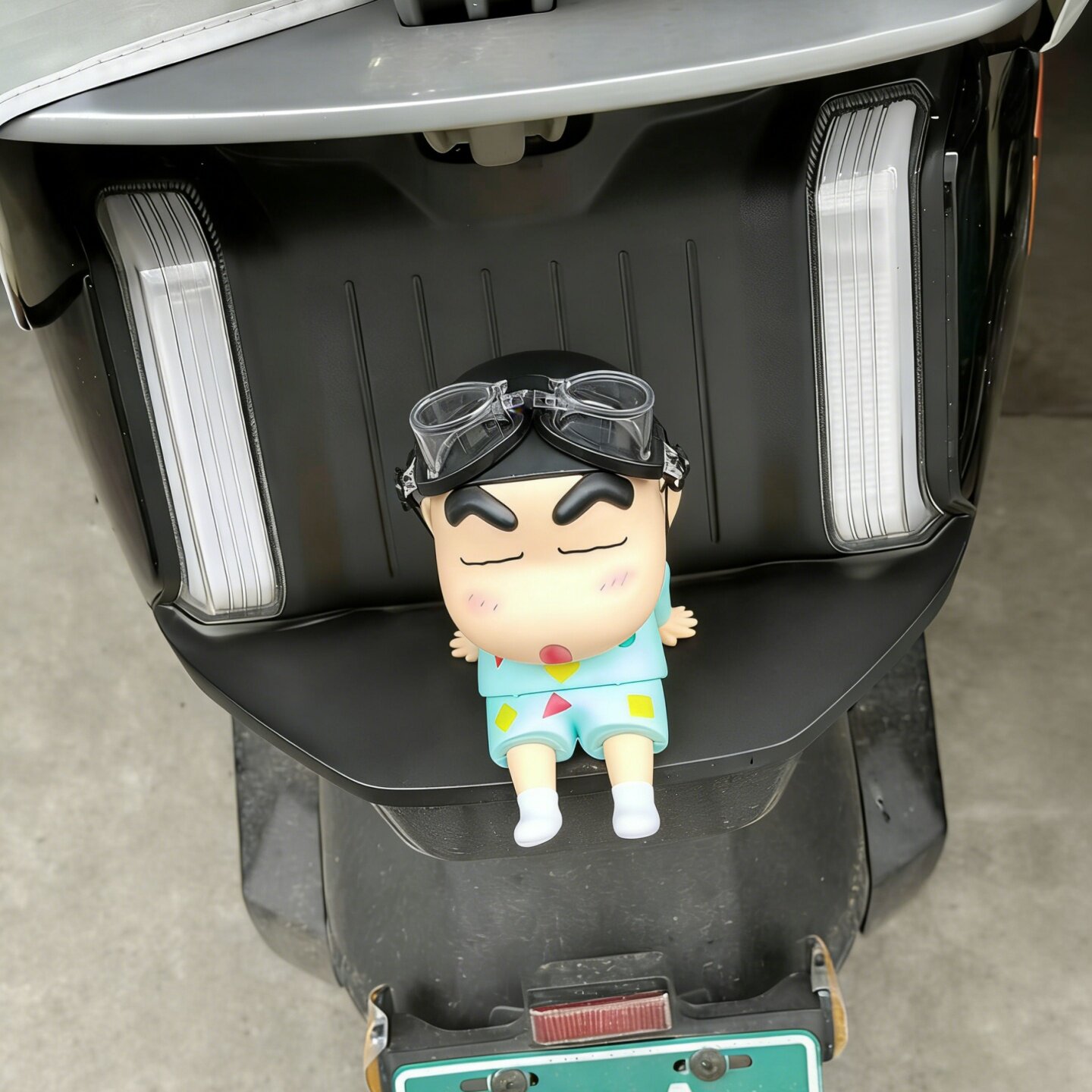 蜡笔小新公仔适用雅迪冠能S白鲨90H/70S电动车尾装饰贴纸改装配件