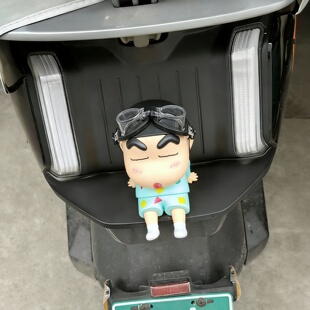 蜡笔小新公仔适用雅迪冠能S白鲨90H/70S电动车尾装饰贴纸改装配件