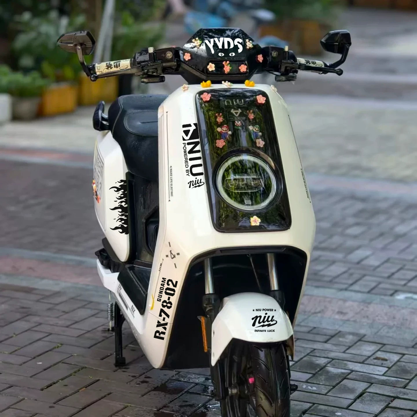 适用于九号FZ110 M85c M3 M95C前挡风板螺丝孔装饰贴纸3D活动眼睛