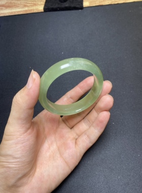 纯天然岫玉精品绿冰手镯，起荧光，少量微棉，52圈口，大漏