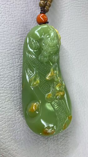 天然和田玉东北籽料析木河磨玉椴树林黄绿肉貔貅手把 画龙俏色