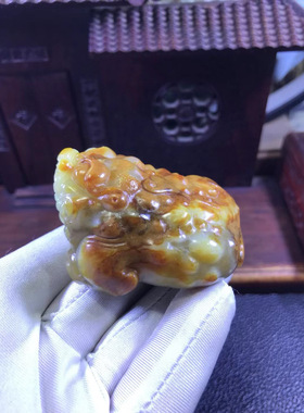 纯天然东北籽料和田玉正品黄白河磨玉黄沁皮金蟾手把件重156克