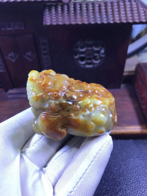 纯天然东北籽料和田玉正品黄白河磨玉黄沁皮金蟾手把件重156克