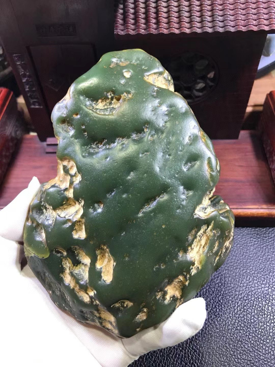 和田玉椴树林析木绿河磨玉独籽料原石重795克玉净如水没有结构