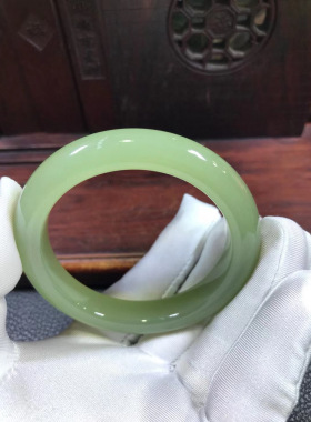 和田玉晴水女士手镯玉镯镯子重58.7克玉净如水没有结构56.6口径