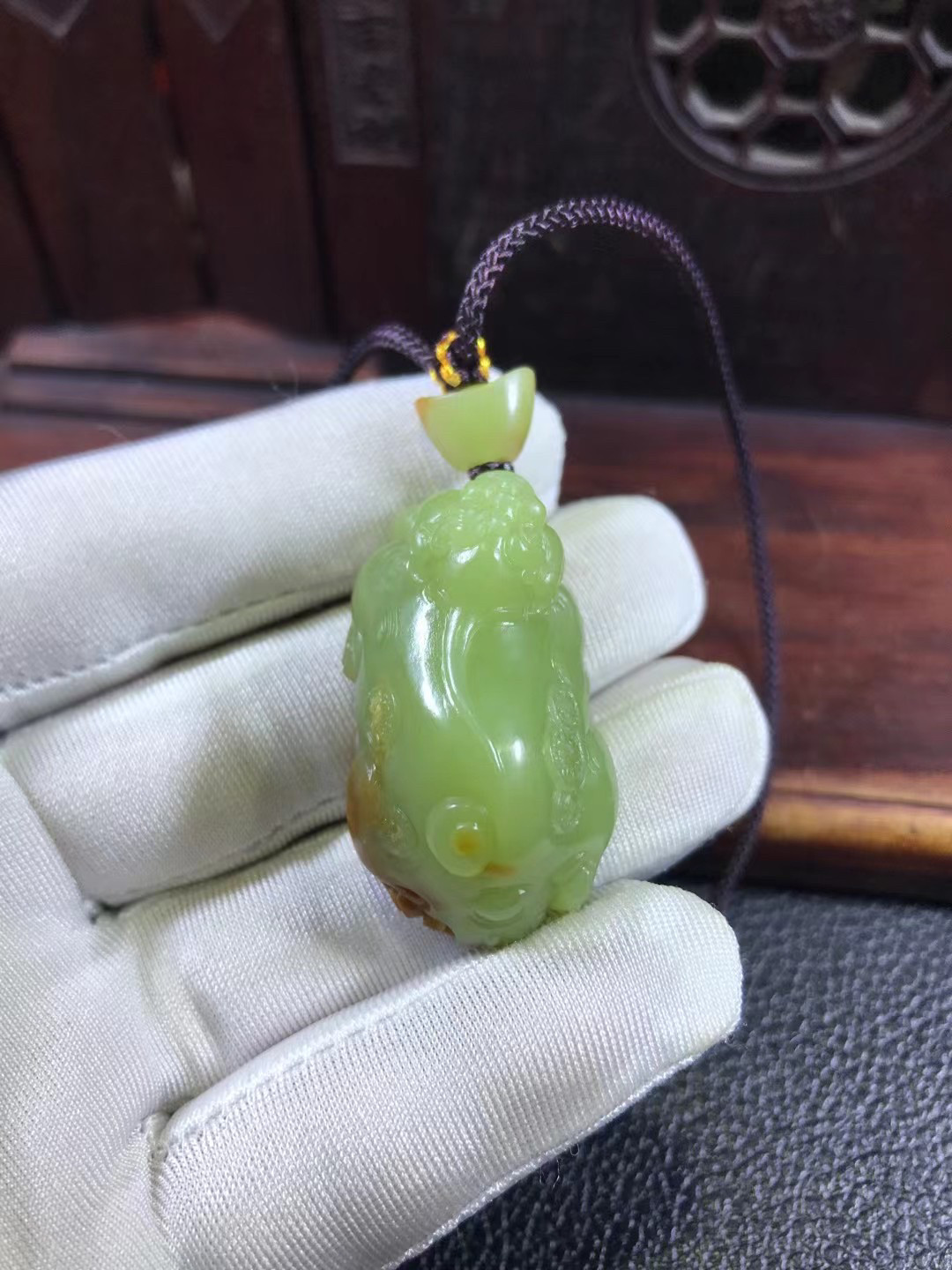 天然析木河磨玉和田玉貔恘手把件吊坠男女黄绿色东北籽料牌子34克