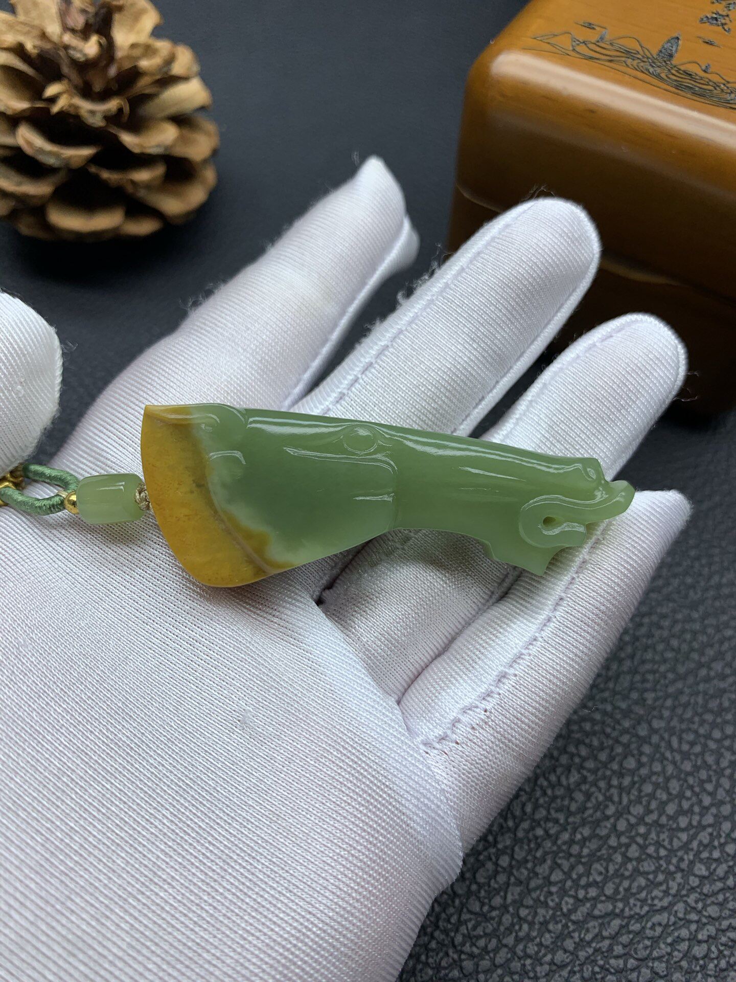 天然和田玉东北籽料析木河磨玉椴树林三色顶头红马首吊坠挂坠27克