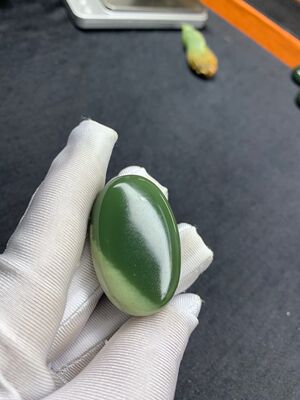 和田玉析木椴树林河磨玉原石手把石重28.17克色泽墨绿性价比高