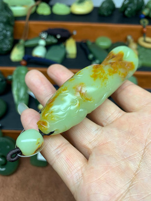 黄白河磨玉龙鱼手把吊坠挂坠82克河田玉析木河磨玉厂家直销可定做