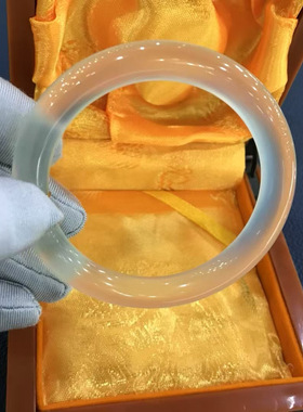 圆条高白冰岫玉，58.6口径，净度非常好，水头足