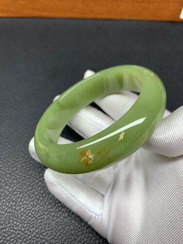 天然和田玉东北籽料厂家直销河磨玉椴树林点金皮手镯67克岫岩玉
