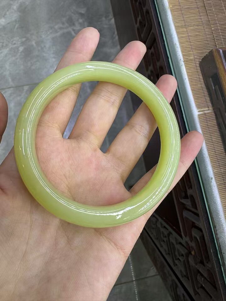 黄白老玉手镯62口径自家工厂制作定制一手货源收藏级苹果手机拍摄