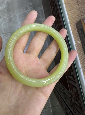 黄白老玉手镯62口径自家工厂制作定制一手货源收藏级苹果手机拍摄