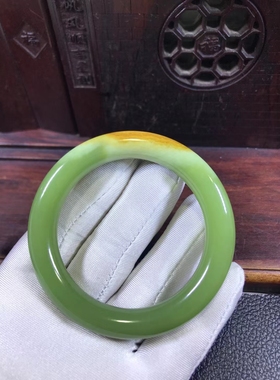 析木河磨玉皮浆玉三色57口径圆条手镯58克结构均匀玉有三色金不换
