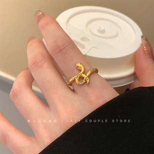 中古风金色拉丝红眼小金蛇戒指女小众设计高级感开口指环食指戒潮