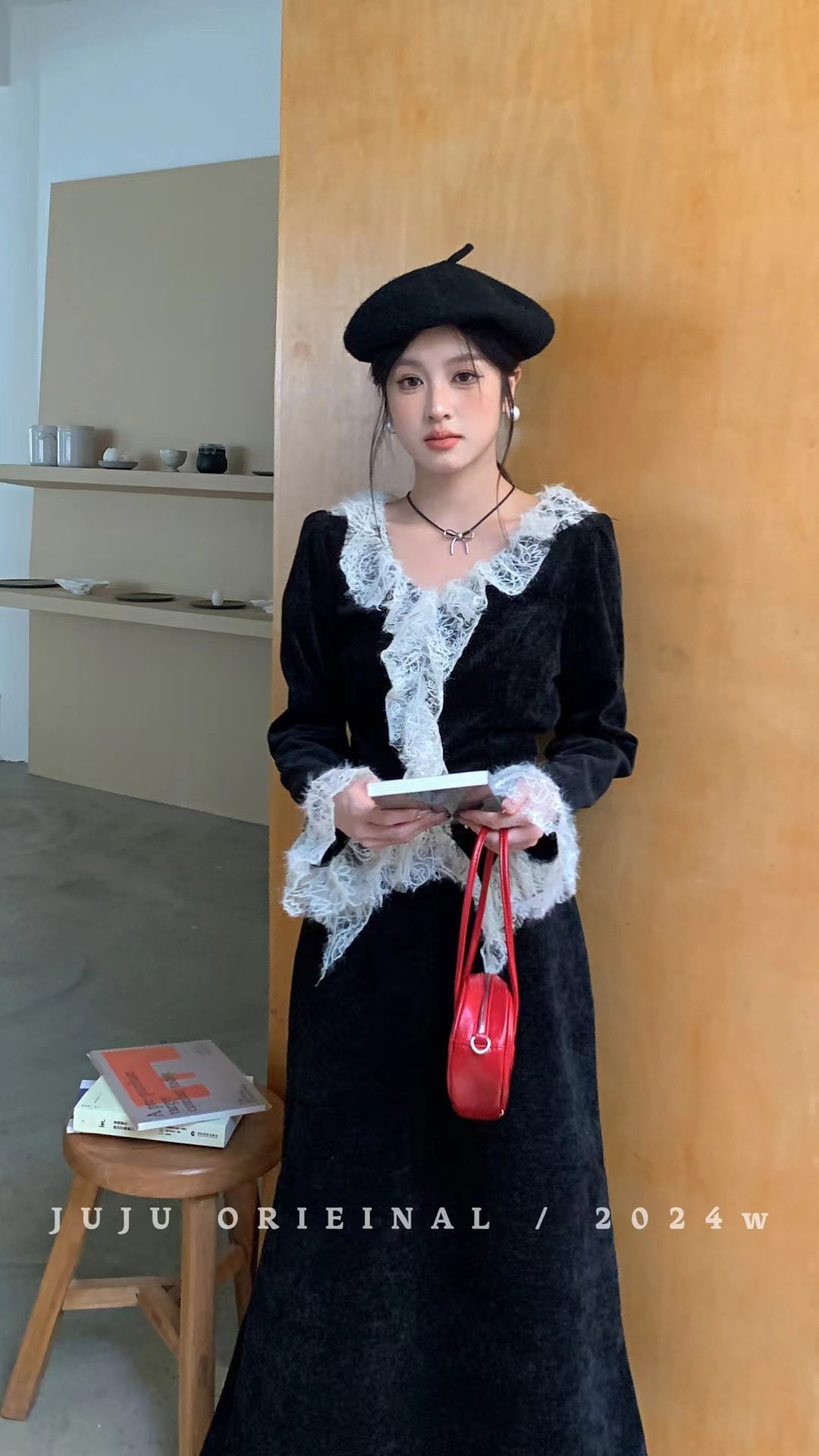气质V领蕾丝拼接灯芯绒时尚两件套女冬季新款收腰显瘦长裙套装
