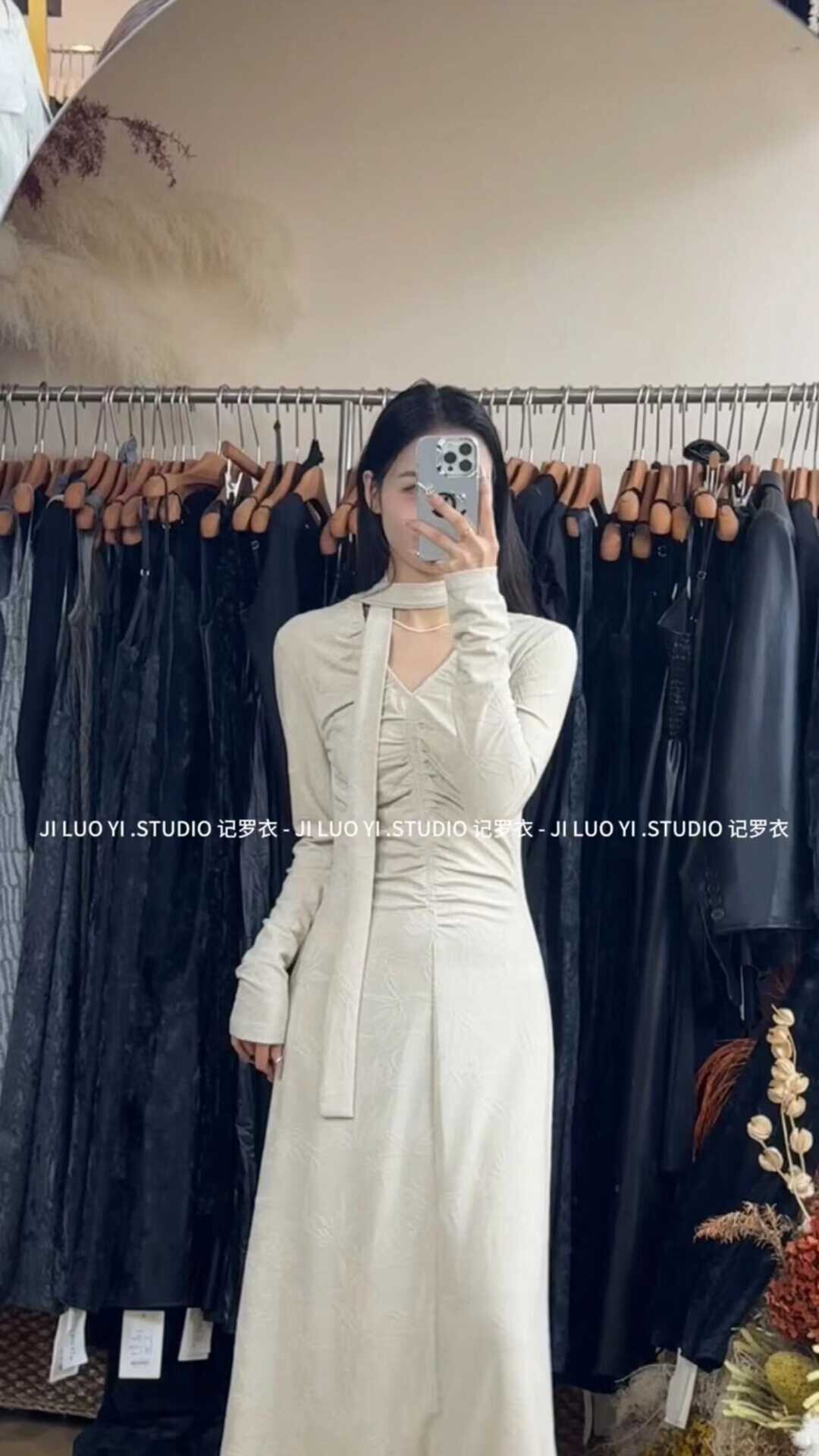 早秋小女人气质优雅V领飘带长袖连衣裙女压褶修身显瘦百搭长裙子