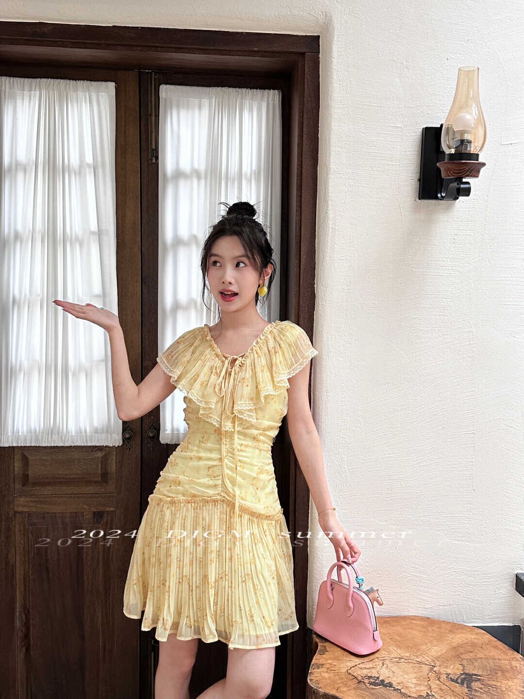 甜美气质碎花V领无袖连衣裙2024夏季新款收腰显瘦短裙女