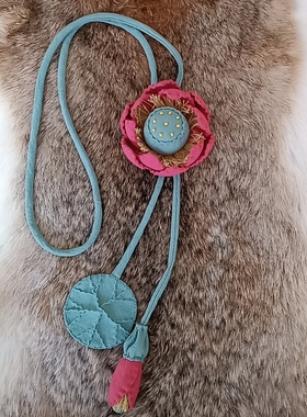 晨辉手创手缝翻绳荷花毛衣链可调节