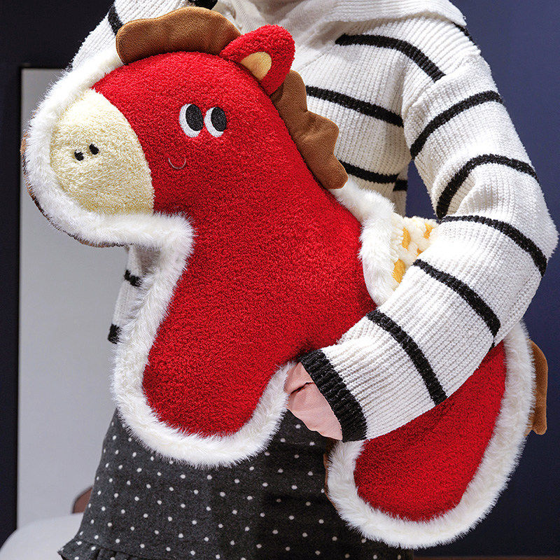 2026新年礼物红色小马毛绒玩偶女孩生日娃娃国潮年会员工礼品定制