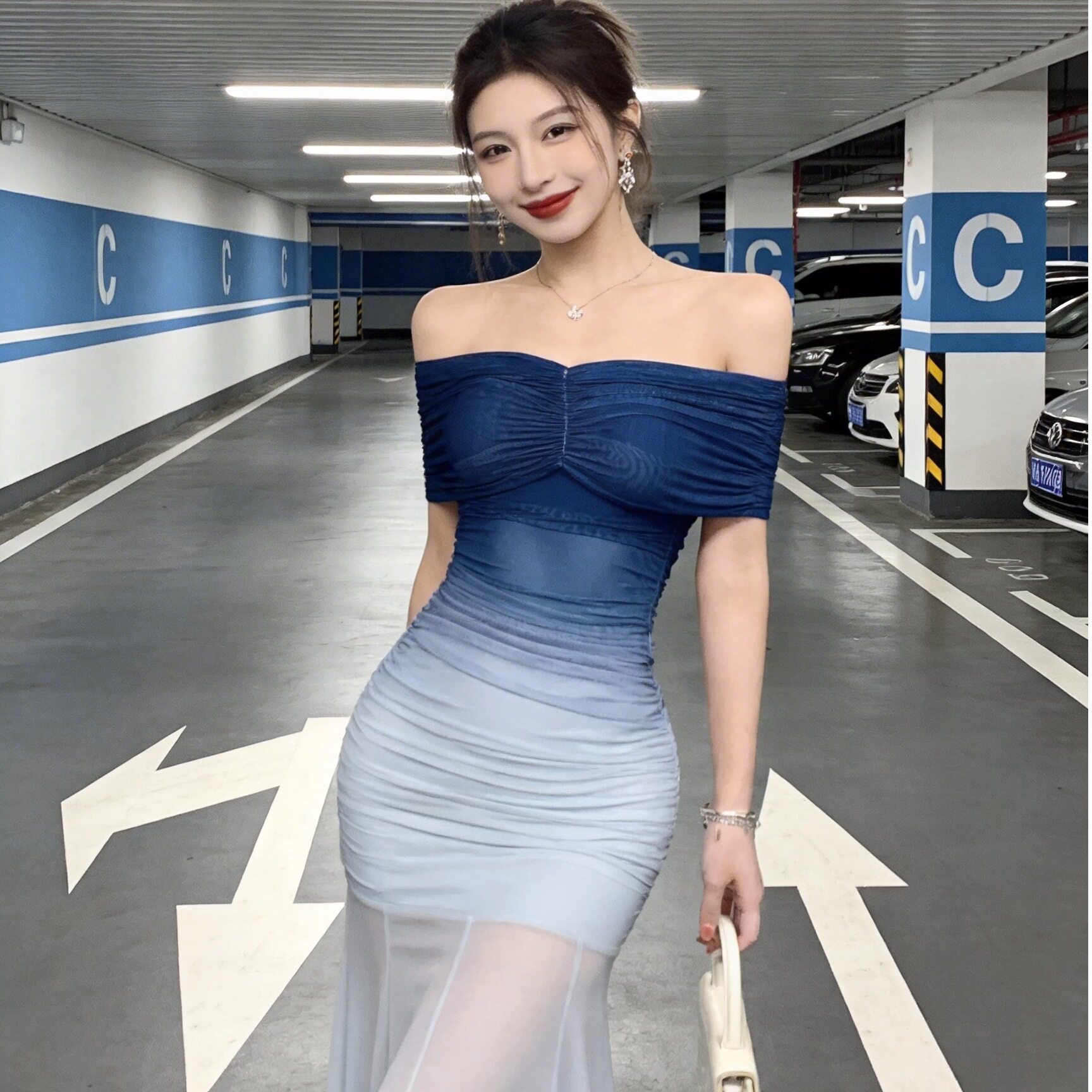 御姐绝美气质一字肩蓝色晚礼服裙女感渐变色网纱包臀鱼尾裙子
