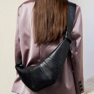 法国小众头层小羊皮颂包斜跨慵懒感牛角包真皮肩斜跨饺子包女包包