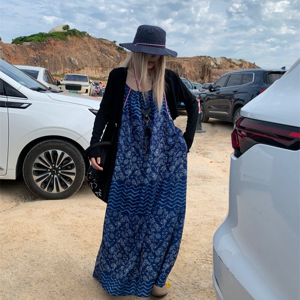 新势力时尚女装 民族风蓝色碎花吊带连衣裙女宽松遮肉脚踝大摆裙