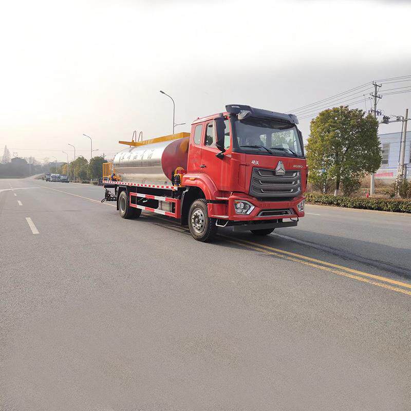 重汽HOWO沥青洒布卡车用于厂区道路铺设和维护智能控制