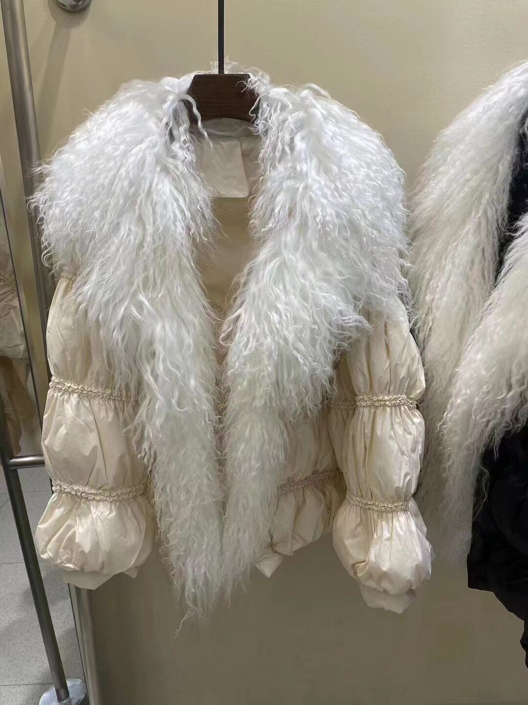 25新款羽绒服女滩羊毛灯笼袖防寒百搭休闲时尚外套欧韩潮白鸭绒