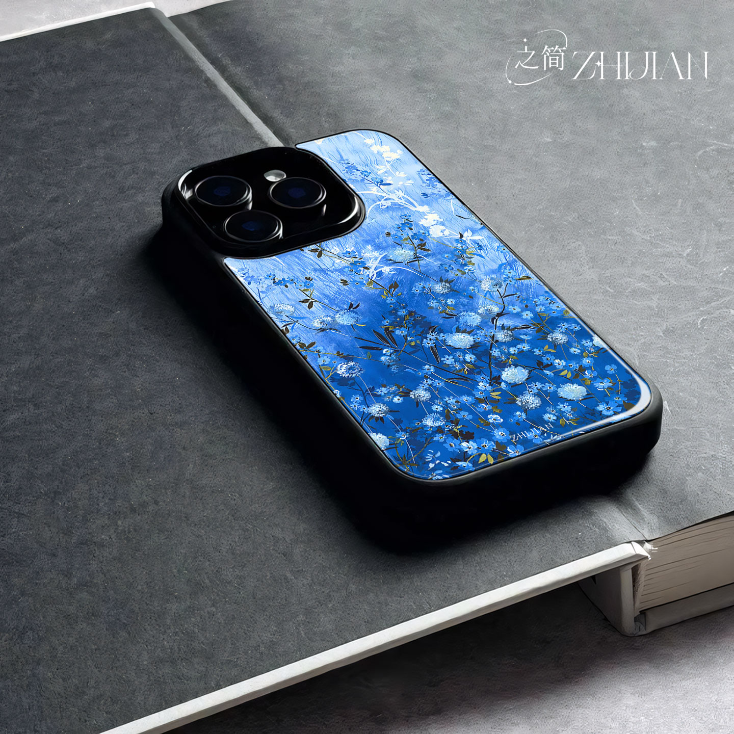 之简ZHIJIAN《蓝花烂漫》玻璃亮面磨砂手机壳新款小众不撞壳适用苹果17promax红米NOTE14PROPLUS荣耀MAGIC7PR
