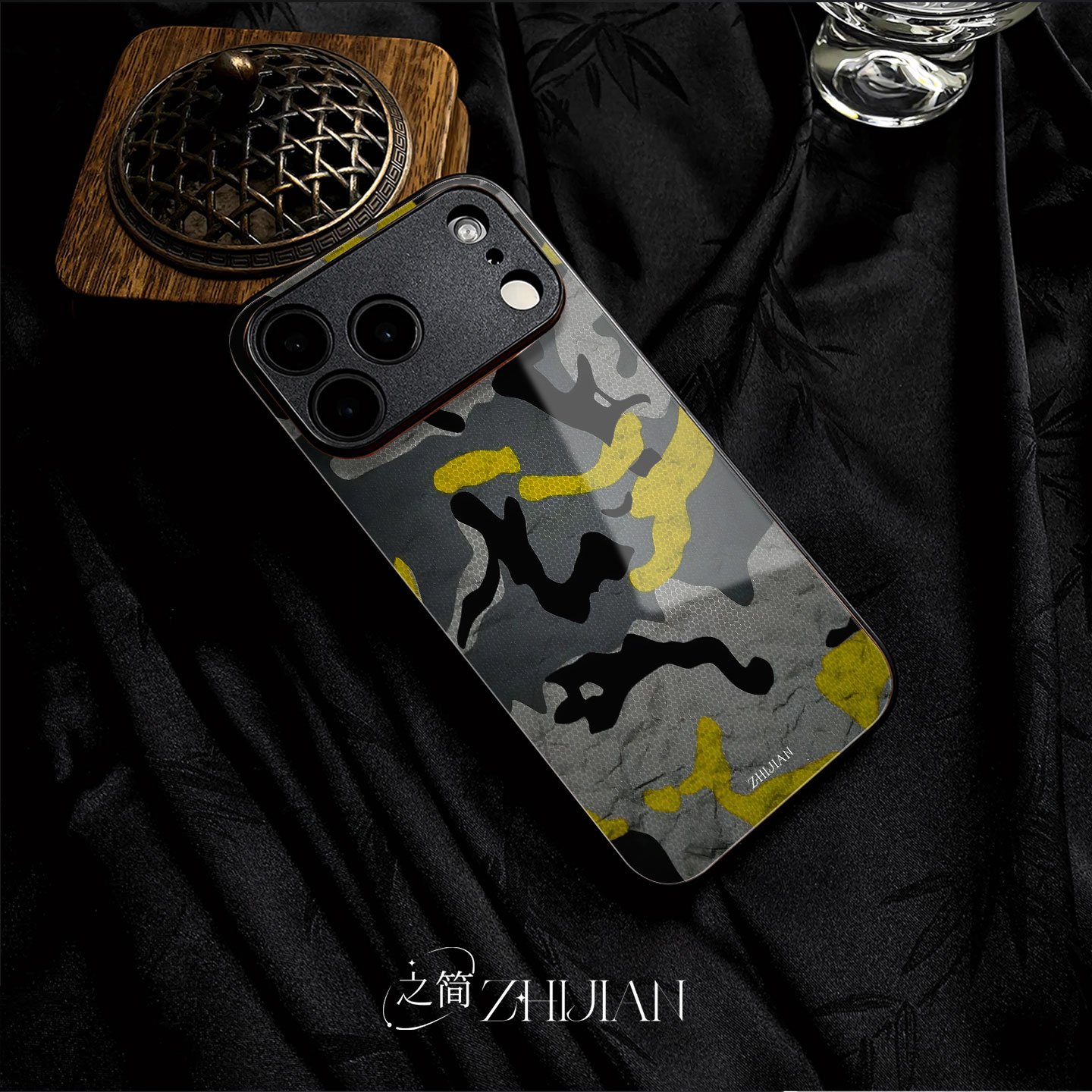 之简ZHIJIAN《迷彩图案》玻璃亮面磨砂手机壳新款小众不撞壳适用苹果17promaxP70PROOPPORENO14PRO小米MIX4VI