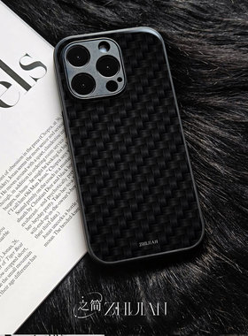 之简ZHIJIAN《黑色编织》玻璃亮面磨砂手机壳新款小众不撞壳适用苹果17promax红米NOTE14PROPLUSIQOOZ9X畅玩7