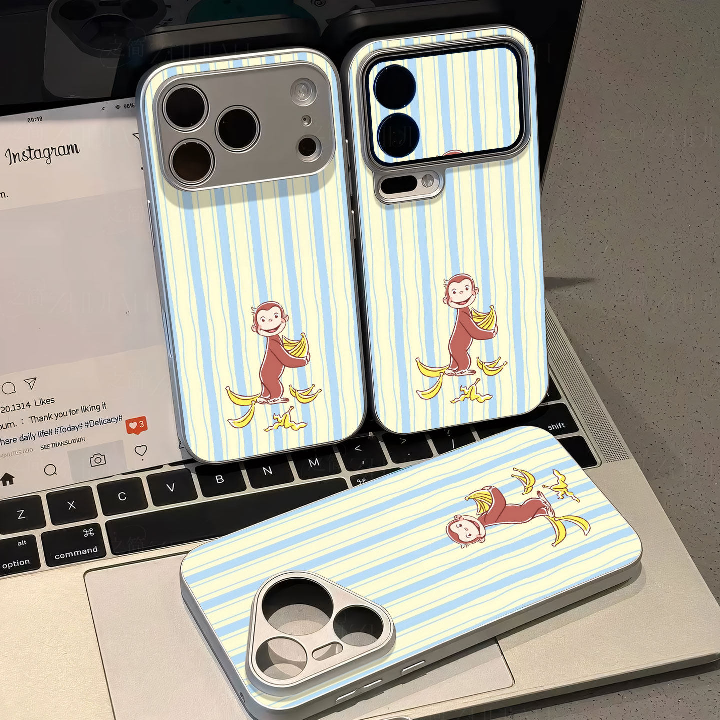 好奇猴抱香蕉磁吸磨砂黑框电镀玻璃手机壳适用苹果iphone17promax华为OPPORENO6PROPLUSVIVOS19PRONOVA11SEVI