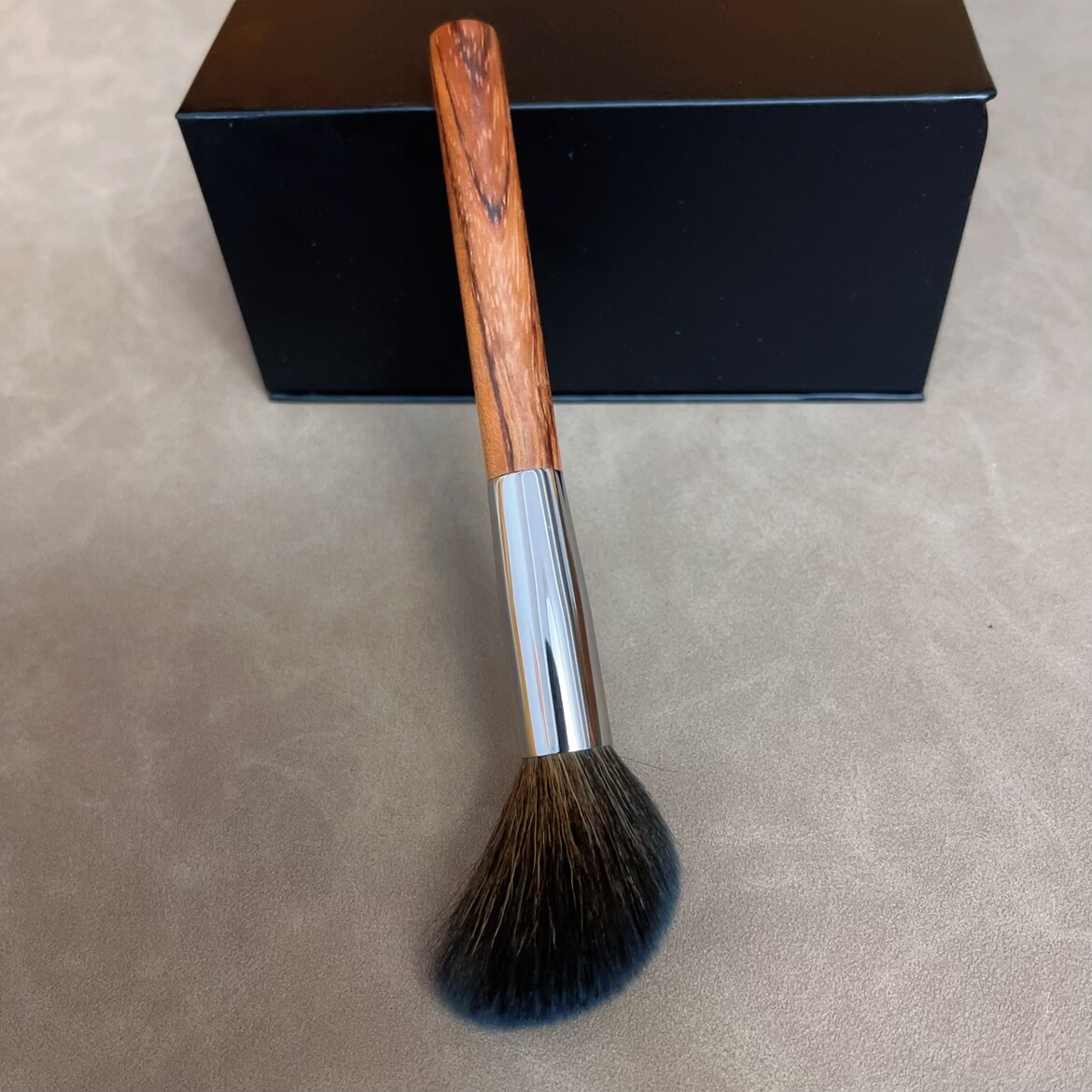 出口定制大号细嫩羊毛修容刷侧脸修容刷花梨木刷柄阴影刷定妆刷