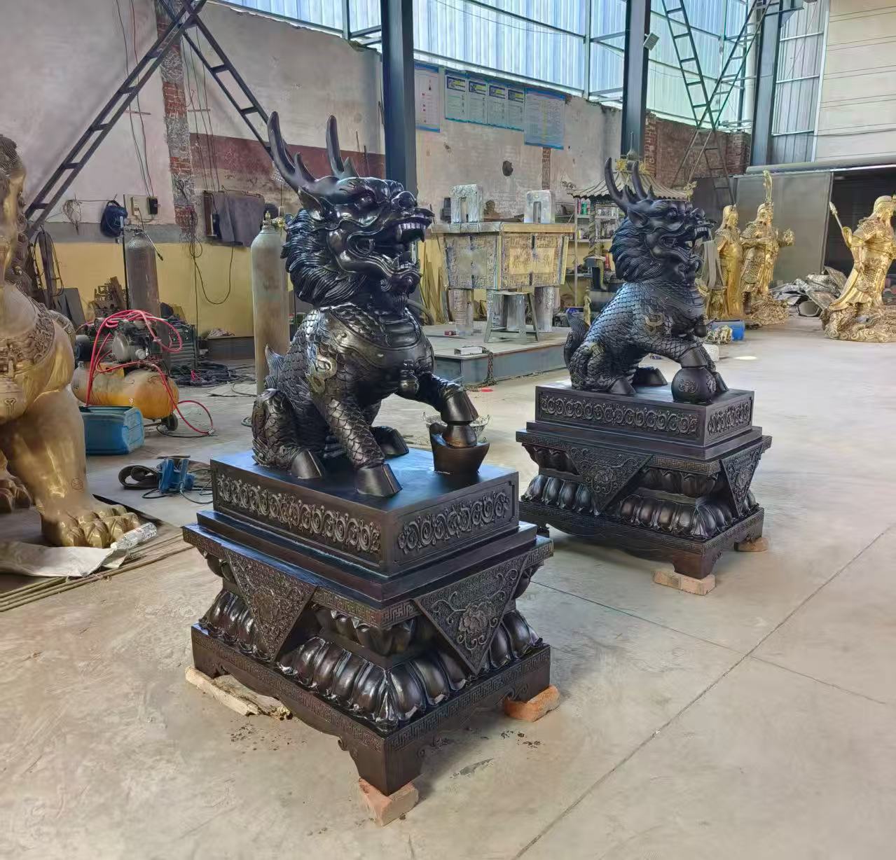 总高度1.5米黄铜麒麟一对，黄铜色