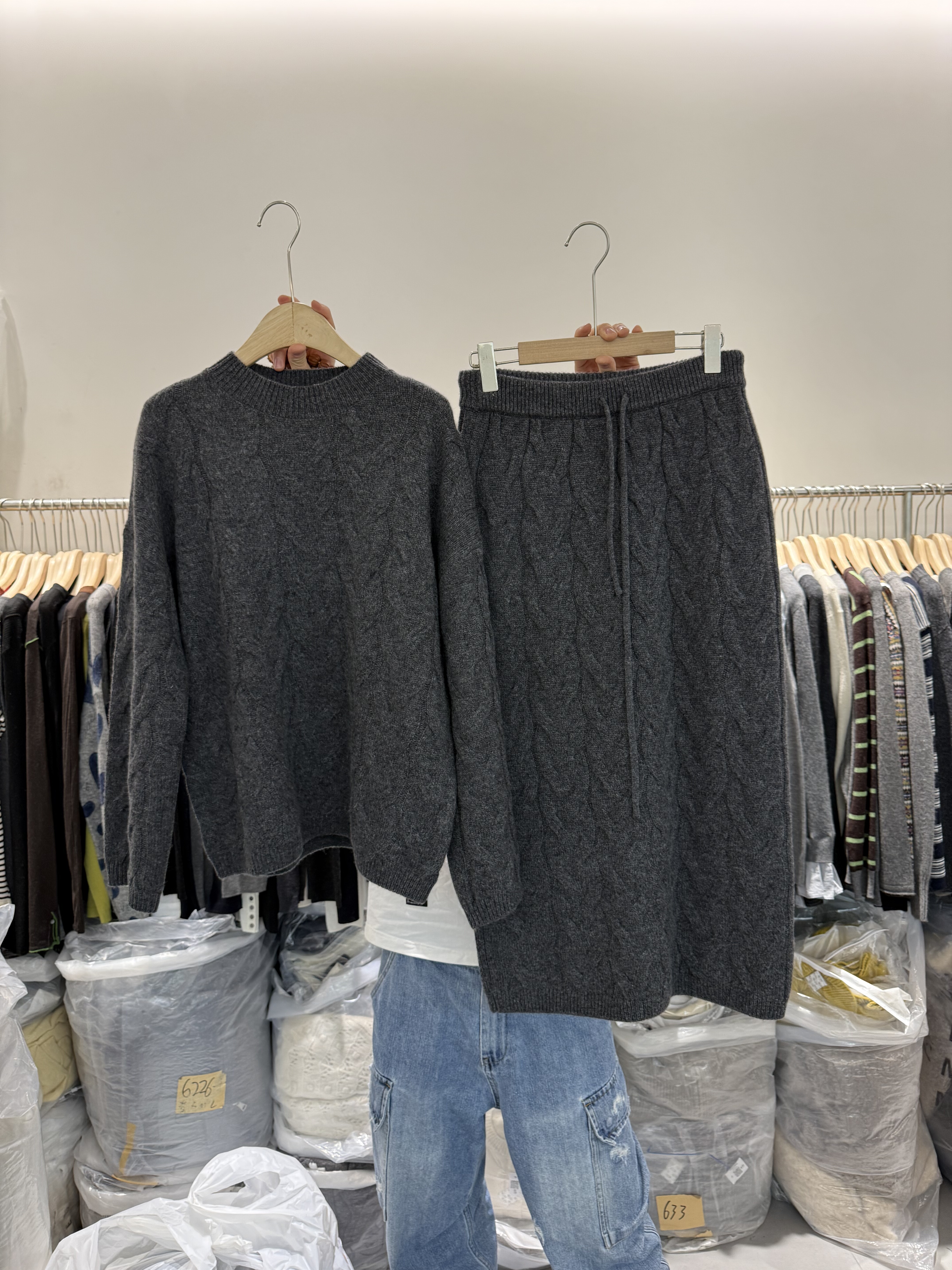 欧货2537时尚高级感圆领长袖麻花羊毛针织衫毛衣+抽绳半身裙套装