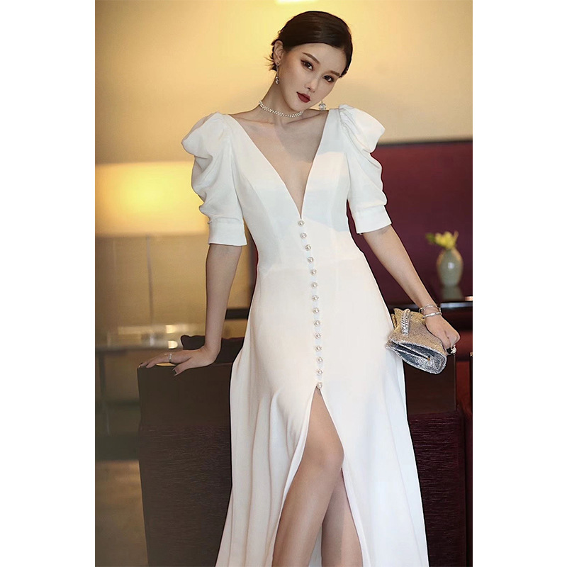 轻婚纱新娘2023新款简约白色缎面V领鱼尾复古出门纱拖尾礼服优雅