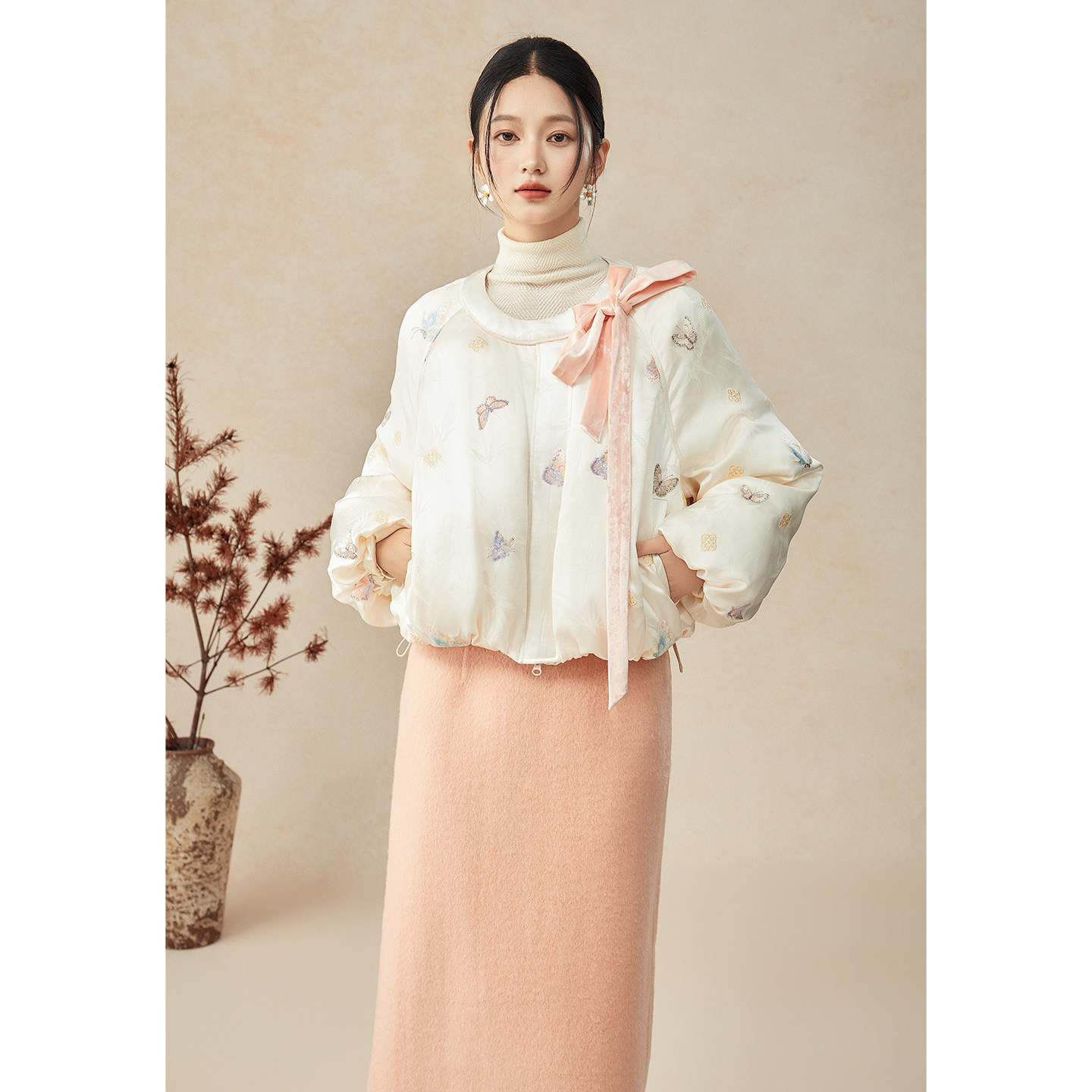 SHIBAI拾白原创新中式女冬日甜美短款系带设计醋酸缎刺绣羽绒服