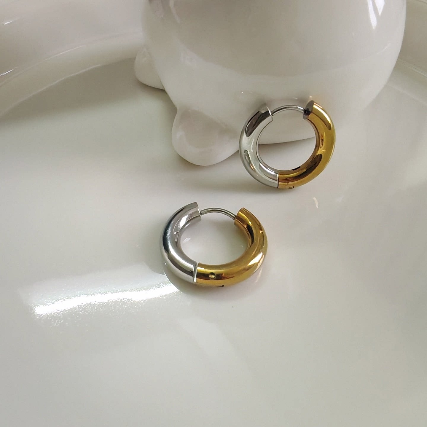 欧美简约冷淡风百搭饰品光面素圈金钢双色拼接设计感钛钢镀金耳环
