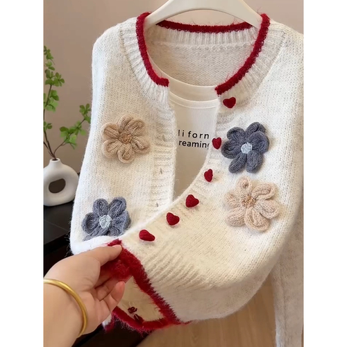 十三行韩系设计感软糯针织开衫女秋季洋气百搭显瘦毛衣爱心扣上衣