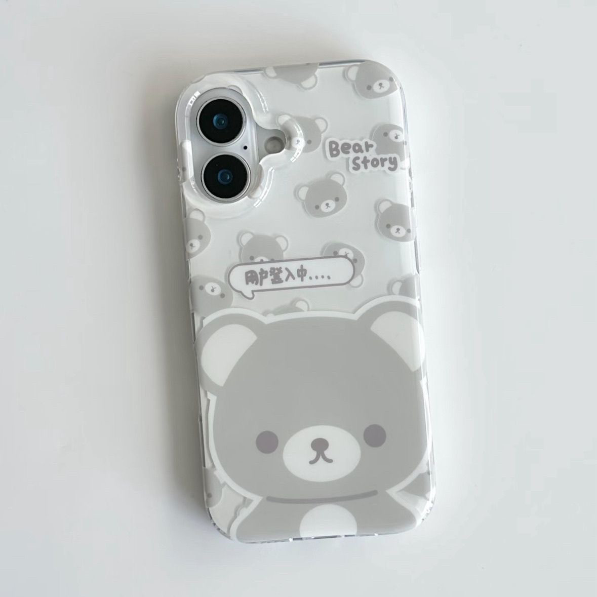 可爱满屏灰白轻松熊适用于苹果16pro温柔风17新款双层imd13光面大孔12小众简约高级感11