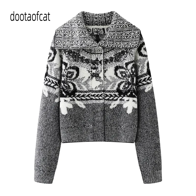 预2025冬新款女装甜美风宽松大翻领撞色提花针织开衫毛衣2J4E528