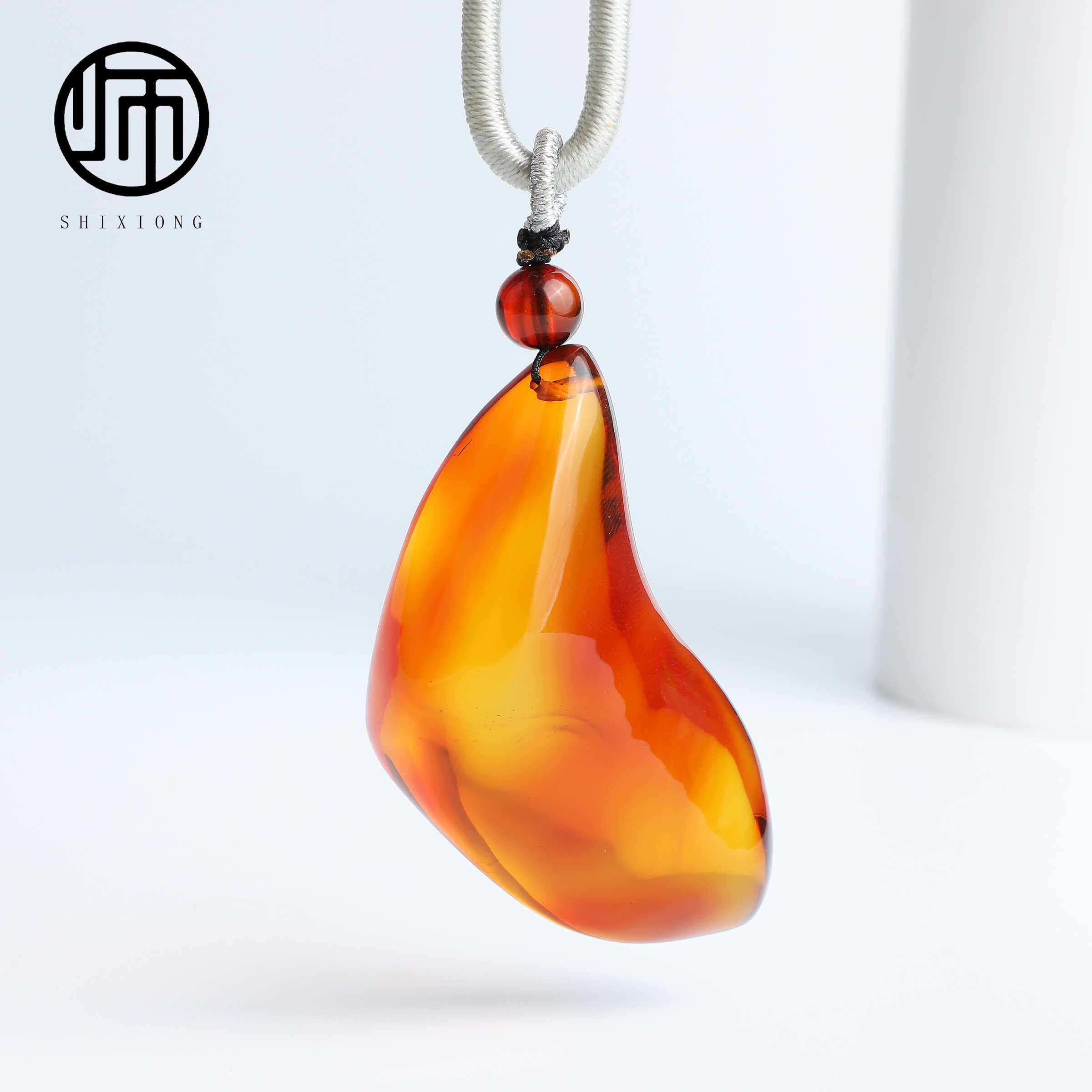 孤品收藏级天然真品双色变色龙稀有血红茶琥珀随型吊坠50*22*16